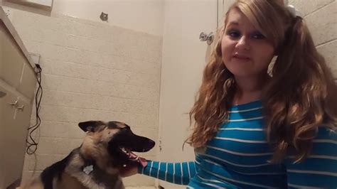 women who fuck dogs|Curvy ass woman fucks with the dog until orgasm